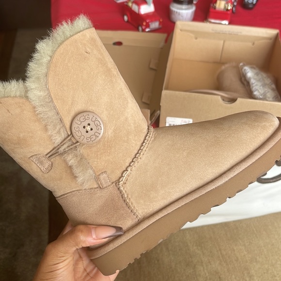 UGG Bailey Button - Picture 2 of 6